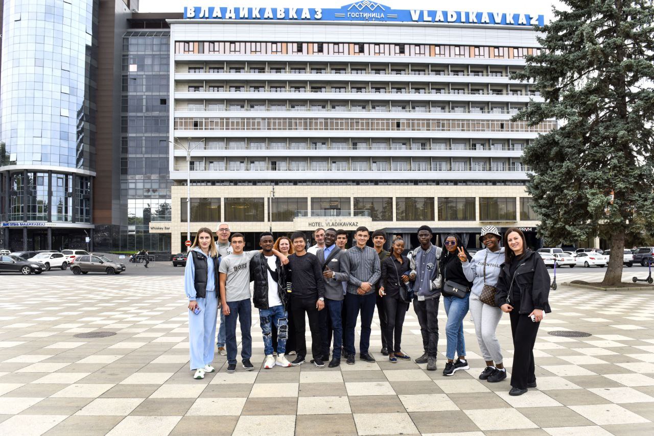 Преподаватели Северо-Осетинского педагогического колледжа Г.Д.Бестаев и Ф.В.Хугаева провели экскурсию для иностранных студентов по центру Владикавказа.