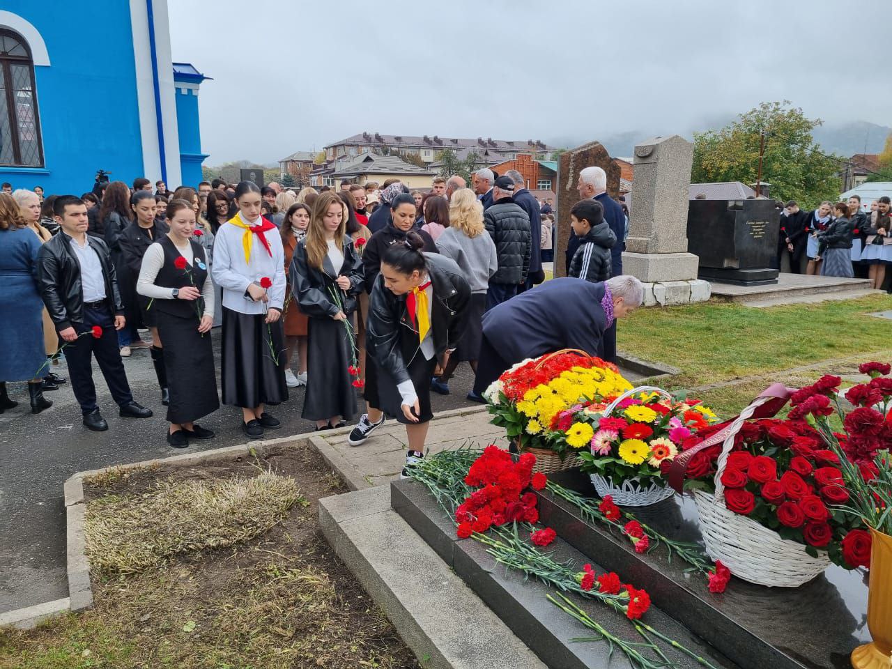 Церемония возложения цветов к памятнику К.Хетагурова